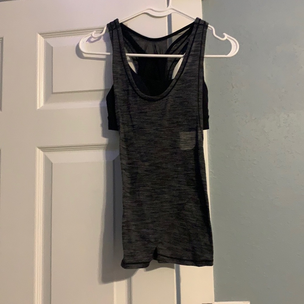 gray and black lululemon tank